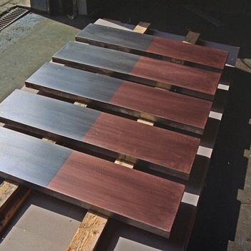 Kokille (Stahlindustrie)

Dickvernicklung einer Kupferkokille, wie sie in der Stahlherstellung verwendet wird. Die Dickvernicklung erfolgt mit Reinst-Nickel oder Nickel-Kobalt. Schichtstärke 1500 bis 8000 µm.