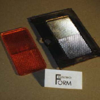 Die Rückstrahler für Kraftfahrzeuge unterliegen scharfen Abnahmebedingungen, insbesondere die Genauigkeit der Reflektorprismen. Die Galvanoformung ermöglicht eine absolut maßgenaue und oberflächengetreue Abformung der Oberfläche.