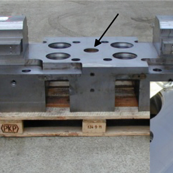 An diesem massiven Bauteil war nur die innere Buchse verschlissen (schwarzer Pfeil). Durch Aufbringen einer 2000 µm dicken Reinstnickelschicht (weißer Pfeil, Ausschnitt) konnte ELEKTROFORM eine erfolgreiche Reparatur durchführen.