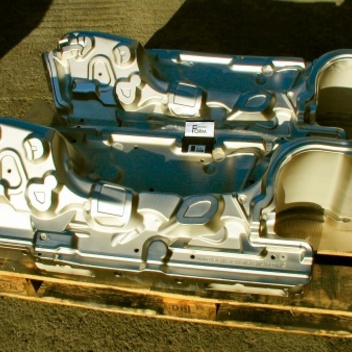 Durch galvanisches Aufbringen einer dünnen und harten Glanznickelschicht wird der Korrosions- und Verschleißschutz verbessert. Die Standzeit des Werkzeugs aus dem Automobilbereich erhöht sich erheblich.